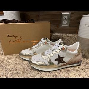 Vintage Havana size 8.5 gold and cream color